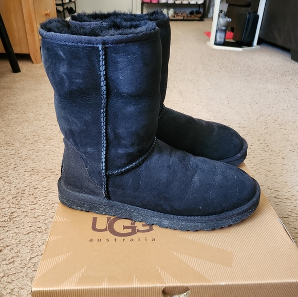 UGG Classic SHORT in Black - Picture 5 of 11